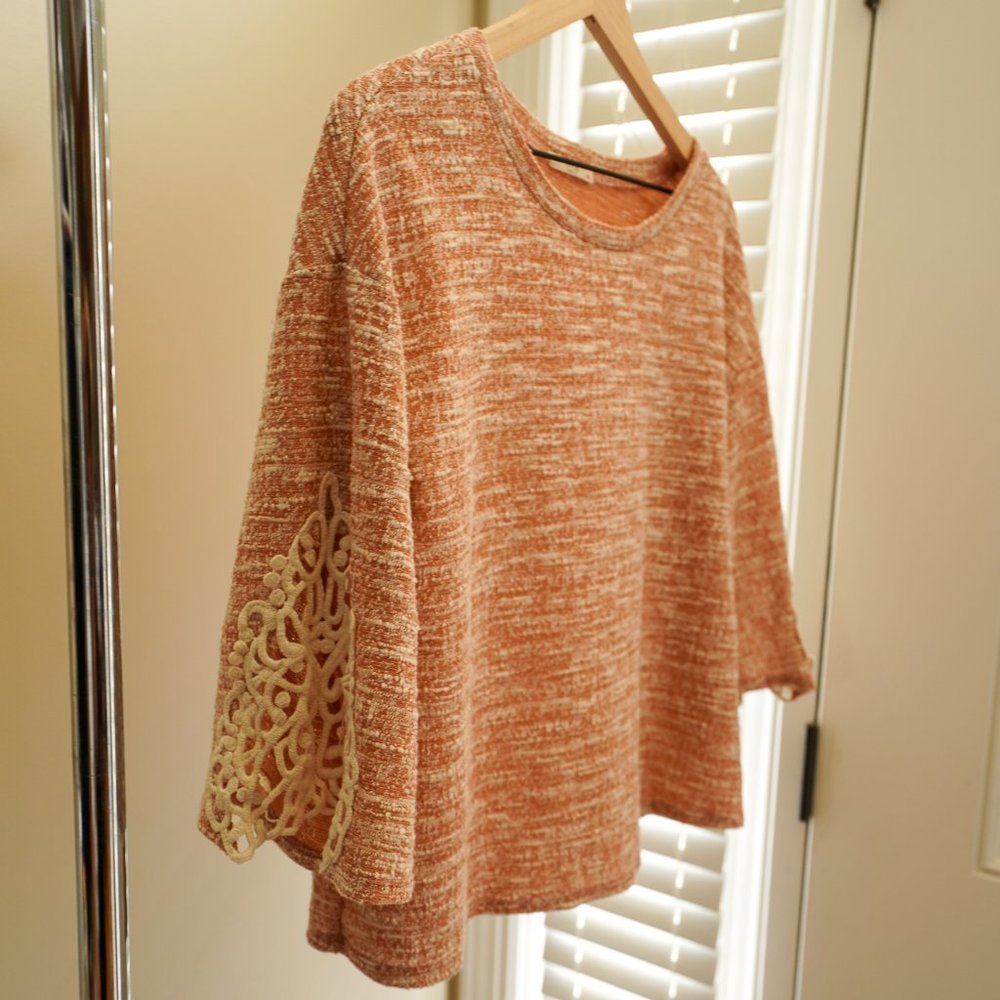 Boutique Lelis Peach Blouse, lace sleeves, medium